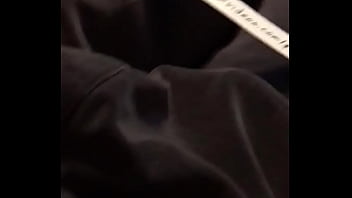 Чернокожая толстушка с квадратными ногтями мастурбирует на кровати