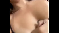 Длинноволосая шлюха-латинка берет хуй в рот после демонстрации большой попы
